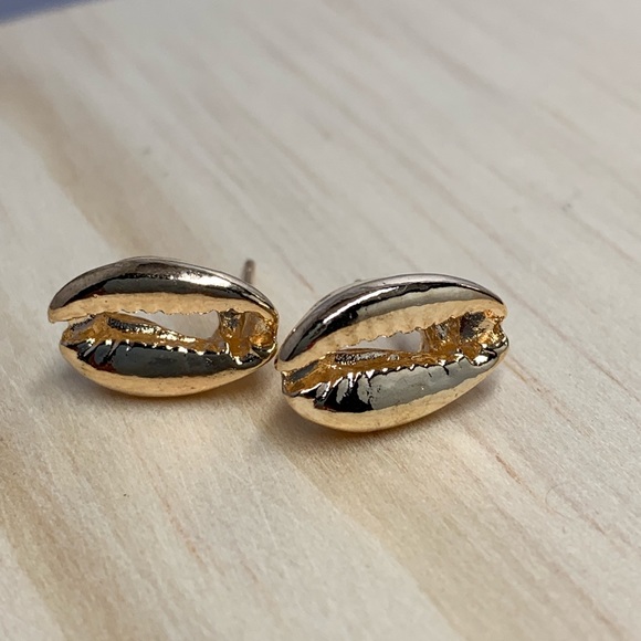 Shell Stud Earrings - Picture 2 of 3